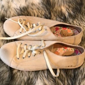 Born tennis shoes size 10